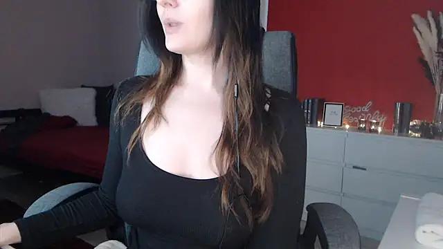 Snapshot of Alina_Lamour chatting on October 21, 6:56 pm Alina Lamour online show from October 21, 6:56 pm