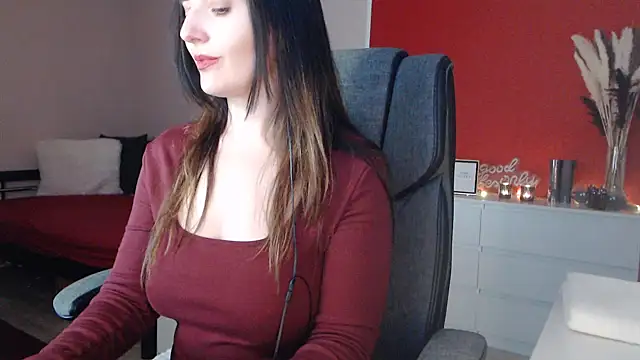 Snapshot of Alina_Lamour chatting on October 31, 8:24 pm Alina Lamour online show from October 31, 8:24 pm