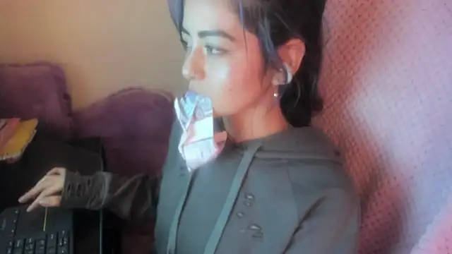 Sammysammy  online show from April 21, 7:26 am