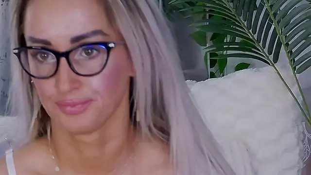 IsabelleEthan online show from March 17, 5:44 am