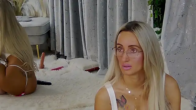 IsabelleEthan online show from November 11, 1:56 am