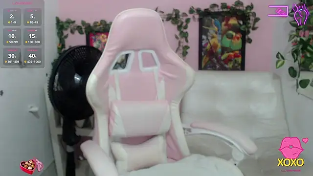 Snapshot of stepmother_105 chatting on October 24, 7:32 pm stepmother 105 online show from October 24, 7:32 pm