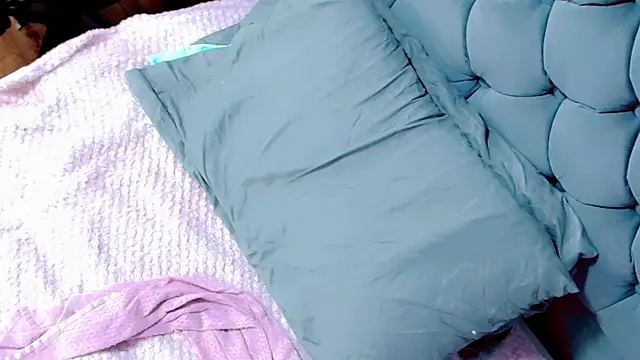 Imannejulienne online show from September 30, 2:17 am