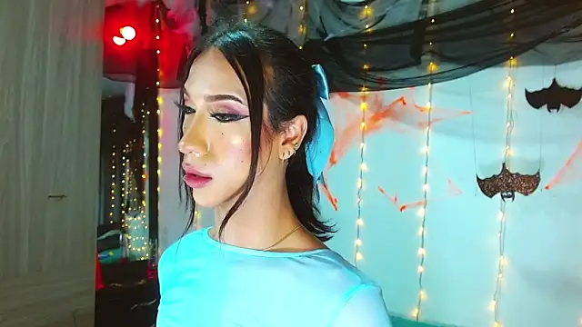 Snapshot of Kenisha_Sweet chatting on October 17, 11:30 pm Kenisha Sweet online show from October 17, 11:30 pm