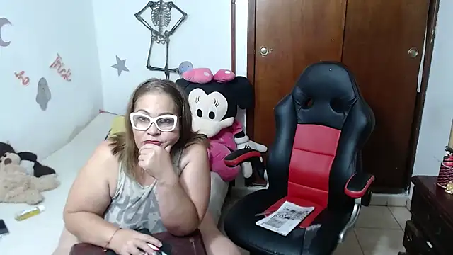 Snapshot of Britney-22 chatting on October 20, 11:52 pm Britney-22 online show from October 20, 11:52 pm