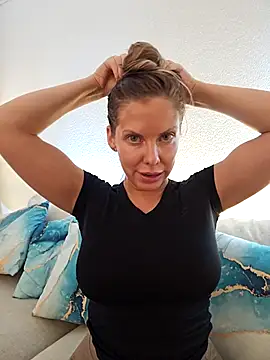 novaforyou1 online show from December 1, 9:28 pm