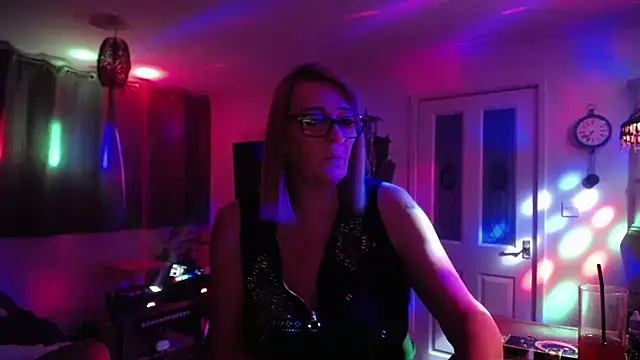 COUPLE4VOYEUR01 online show from March 28, 7:35 pm