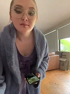 Demure Whore online show from October 27, 3:46 am