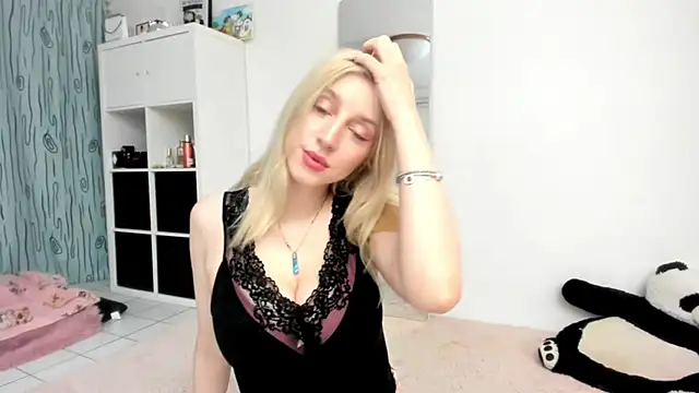 KenzieDawton online show from April 20, 4:32 pm