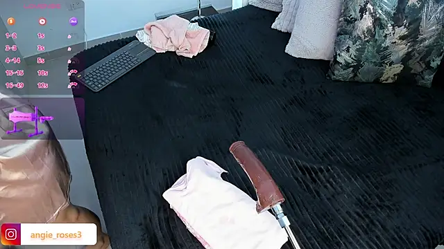 Snapshot of angiee_roses chatting on September 21, 11:58 pm angiee roses online show from September 21, 11:58 pm