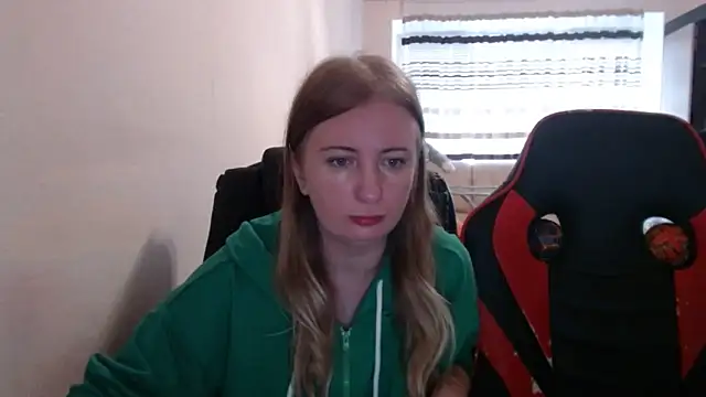 Snapshot of PeterAndJen chatting on October 21, 8:40 am PeterAndJen online show from October 21, 8:40 am