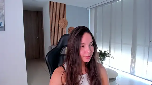 AnnieHallX online show from August 7, 9:11 pm