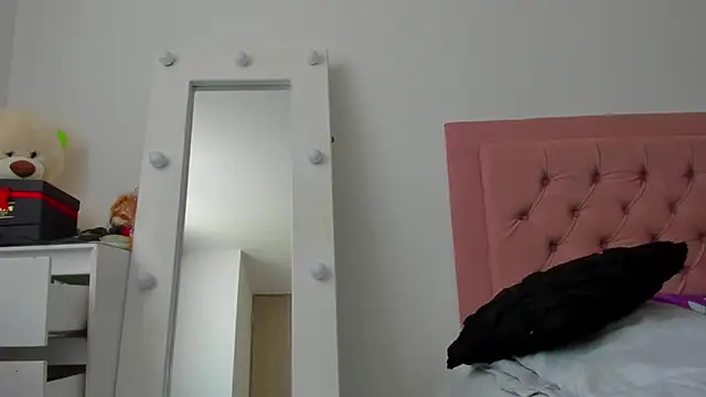 Lindsay-hii online show from September 23, 2:15 pm