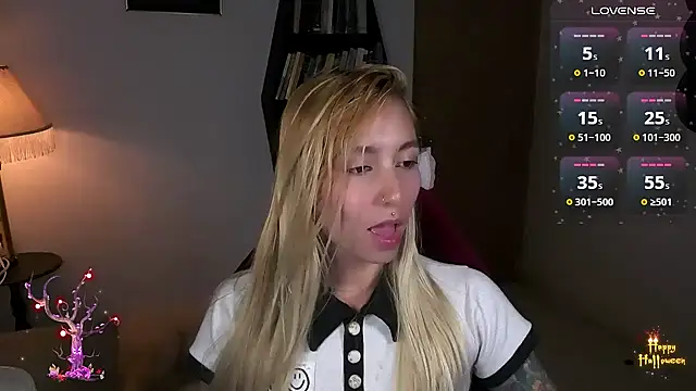 Snapshot of Saucy_Jenn chatting on October 30, 4:59 am Saucy Jenn online show from October 30, 4:59 am