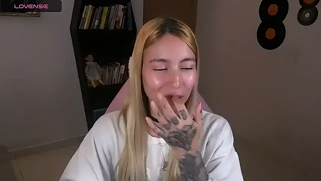 Snapshot of Saucy_Jenn chatting on October 17, 4:27 am Saucy Jenn online show from October 17, 4:27 am