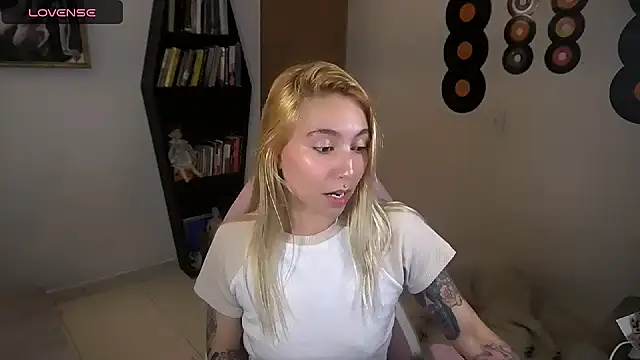 Snapshot of Saucy_Jenn chatting on September 21, 2:54 am Saucy Jenn online show from September 21, 2:54 am