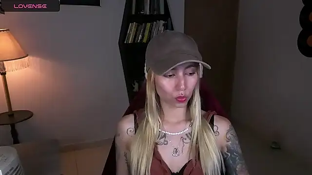 Snapshot of Saucy_Jenn chatting on October 26, 3:02 am Saucy Jenn online show from October 26, 3:02 am