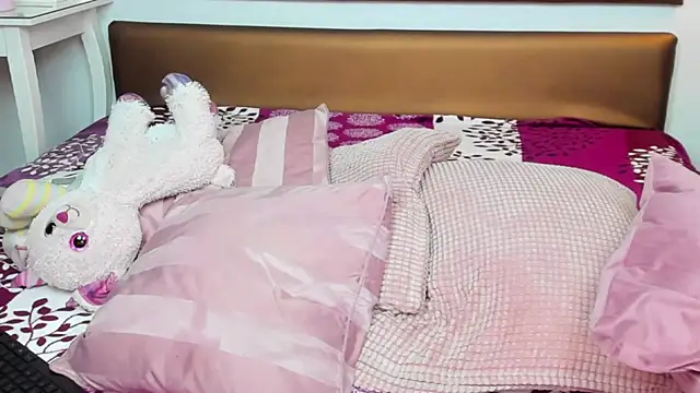 Snapshot of KatniseBabe chatting on October 6, 7:25 am KatniseBabe online show from October 6, 7:25 am