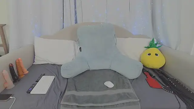 MeghanXO online show from March 1, 3:34 pm