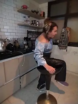 Snapshot of Myrnasexxx chatting on October 25, 10:38 pm Myrnasexxx online show from October 25, 10:38 pm