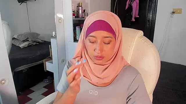 Snapshot of adila_anich chatting on September 11, 10:54 pm adila anich online show from September 11, 10:54 pm