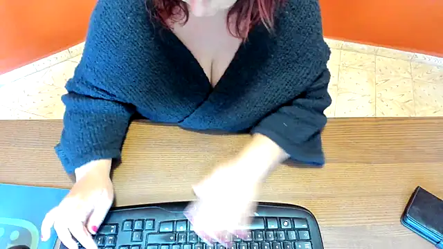 NikkiHolland online show from October 16, 10:07 am