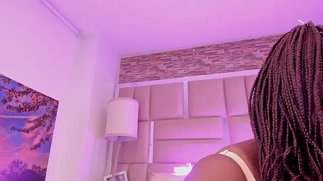 ShaniaBrownn online show from April 5, 7:46 pm