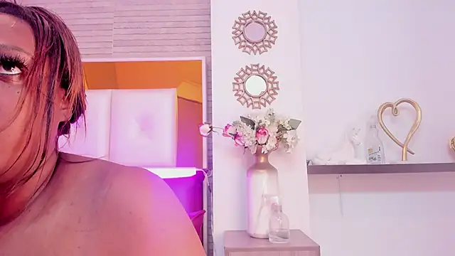 ShaniaBrownn online show from November 1, 8:02 pm