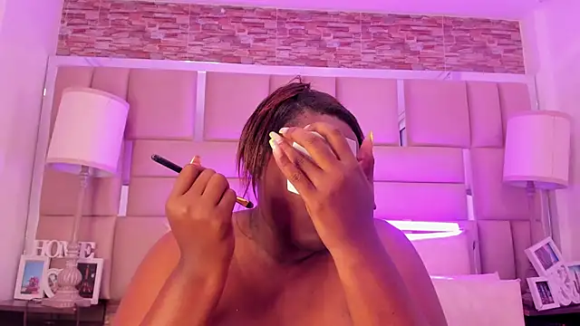 Snapshot of ShaniaBrownn chatting on October 16, 8:22 pm ShaniaBrownn online show from October 16, 8:22 pm