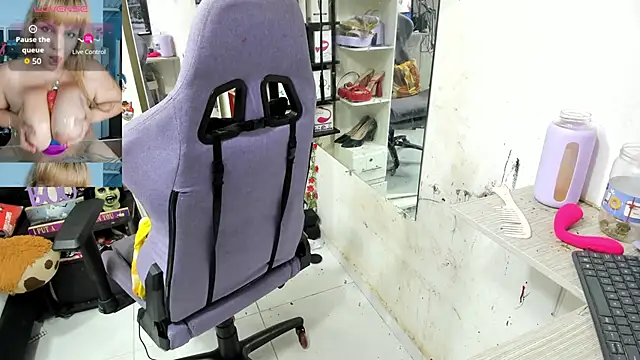 Snapshot of allsson_queen chatting on October 15, 7:49 pm allsson queen online show from October 15, 7:49 pm