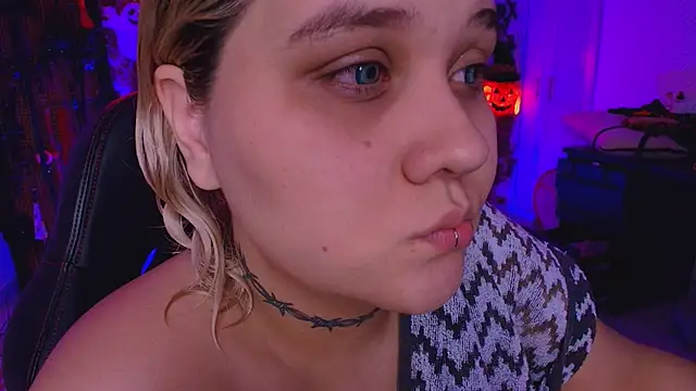 Laura takint online show from October 8, 8:57 pm