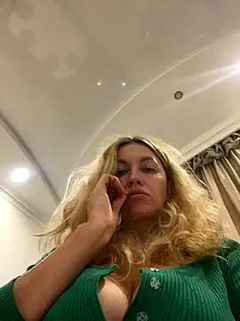 Snapshot of Amazoniiaa chatting on October 11, 7:27 pm Amazoniiaa online show from October 11, 7:27 pm