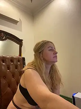 Snapshot of Amazoniiaa chatting on October 4, 5:39 pm Amazoniiaa online show from October 4, 5:39 pm