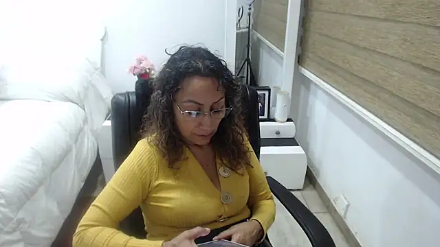 Snapshot of jesy_hot chatting on October 12, 4:15 am jesy hot online show from October 12, 4:15 am