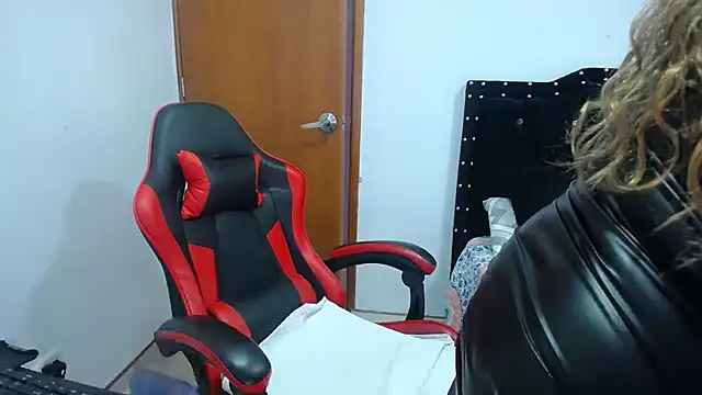 Snapshot of Ursulawhite69 chatting on October 27, 4:02 pm Ursulawhite69 online show from October 27, 4:02 pm