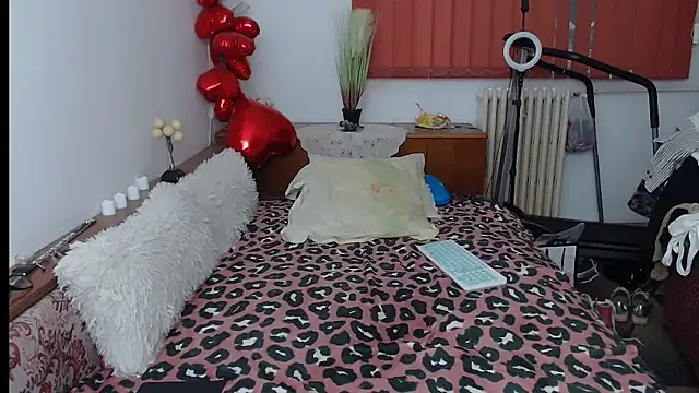 Snapshot of MilfDolores chatting on October 8, 7:46 am MilfDolores online show from October 8, 7:46 am