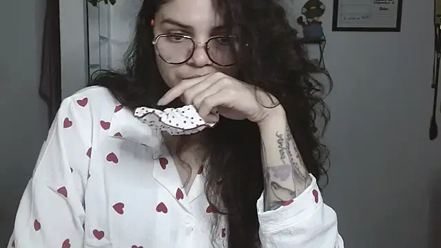 Snapshot of Nikkykora15 chatting on October 18, 1:08 am Nikkykora15 online show from October 18, 1:08 am