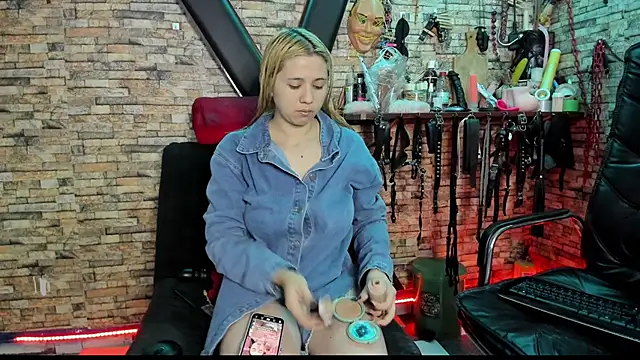 Snapshot of Liltildeman_moon chatting on October 16, 4:59 am Liltildeman moon online show from October 16, 4:59 am