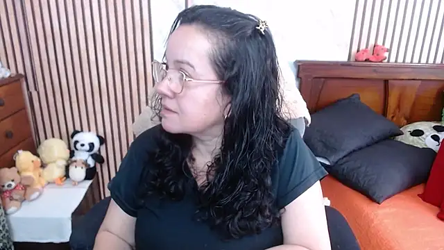 Sonialorens  online show from September 30, 3:39 pm