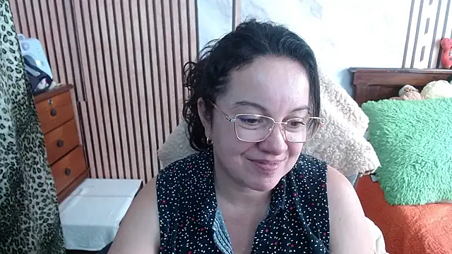 Sonialorens  online show from September 19, 9:25 pm