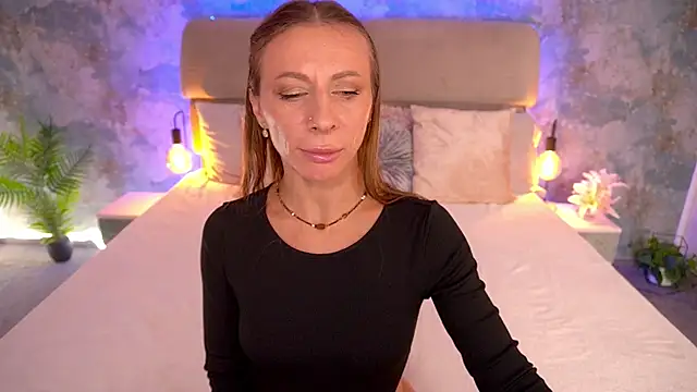 Snapshot of MirandaHobbs chatting on October 22, 7:46 am MirandaHobbs online show from October 22, 7:46 am