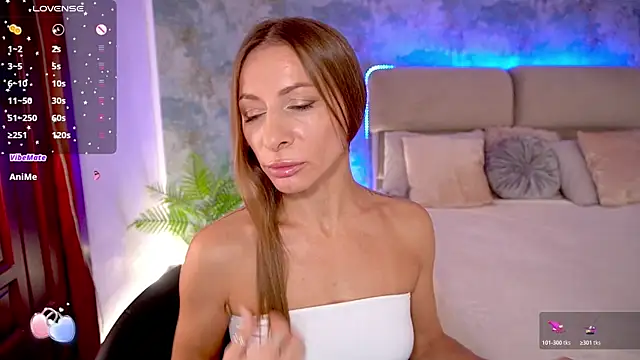 Snapshot of MirandaHobbs chatting on October 18, 7:11 am MirandaHobbs online show from October 18, 7:11 am