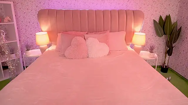 Snapshot of MirandaHobbs chatting on October 20, 7:44 am MirandaHobbs online show from October 20, 7:44 am