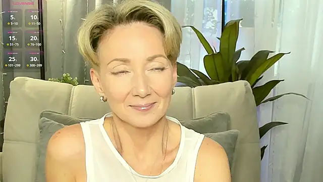 Snapshot of AkexandraFix chatting on October 3, 12:43 pm AkexandraFix online show from October 3, 12:43 pm