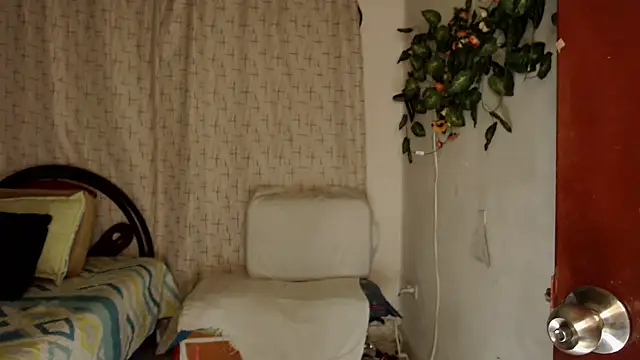 Snapshot of Estefani_32 chatting on October 27, 8:25 pm Estefani 32 online show from October 27, 8:25 pm