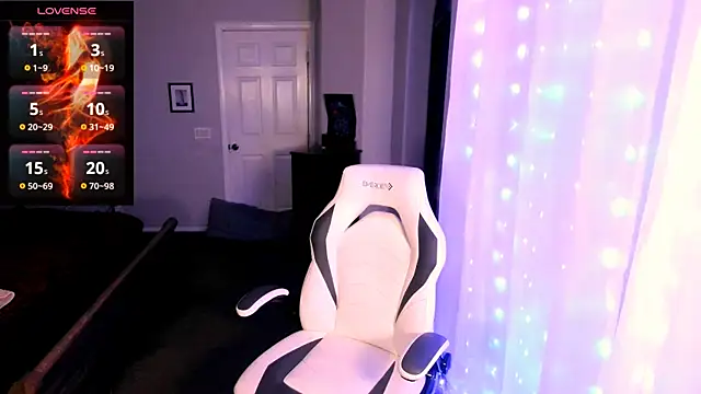 Snapshot of britteebee chatting on October 6, 10:21 am britteebee online show from October 6, 10:21 am