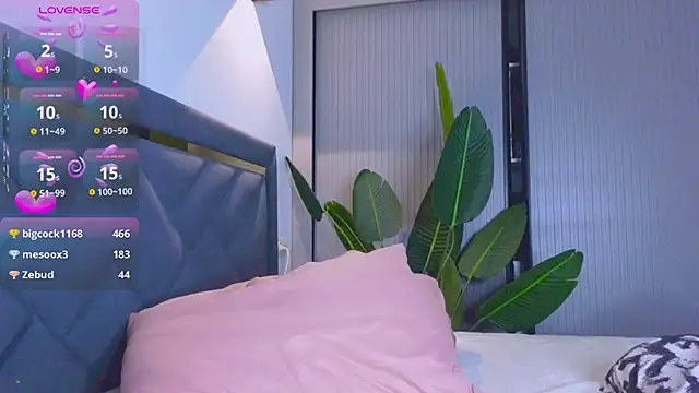 Snapshot of Mia_Tin chatting on October 25, 8:15 pm Mia Tin online show from October 25, 8:15 pm