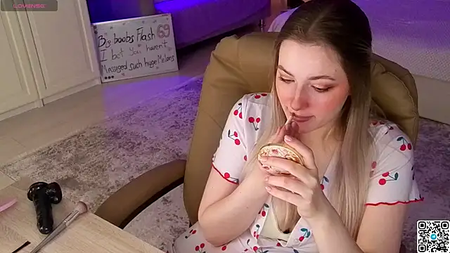 Snapshot of elinanortas chatting on October 13, 1:41 am elinanortas online show from October 13, 1:41 am