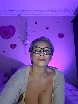 Snapshot of BellaBellaHot chatting on October 25, 12:57 pm BellaBellaHot online show from October 25, 12:57 pm