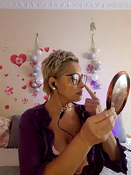 Snapshot of BellaBellaHot chatting on October 9, 9:35 am BellaBellaHot online show from October 9, 9:35 am